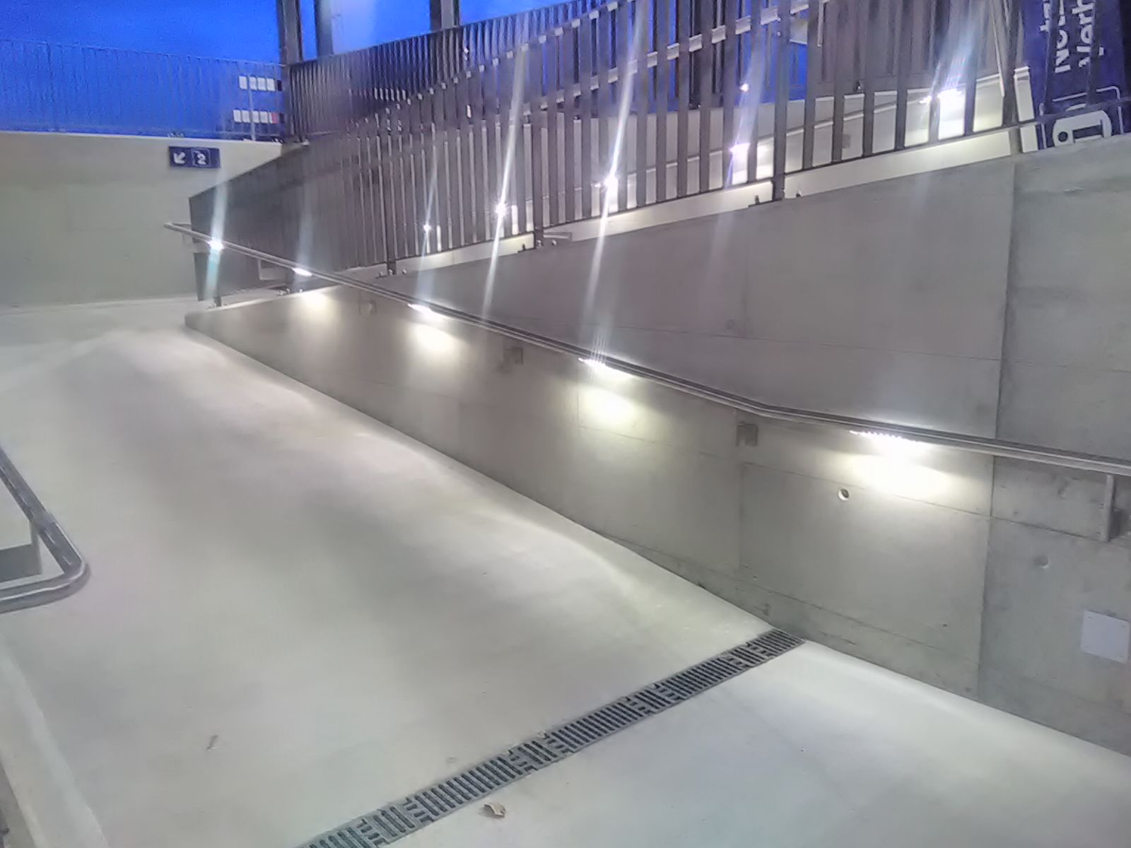 Die SBB setzt zunehmend auf Handläufe mit Licht - hier im Bahnhof Stammheim/ZH