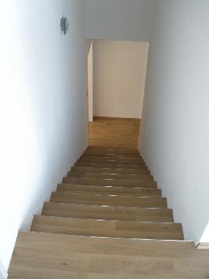 Gefährliche Innen-Treppen in der Schweiz, wo häufig kein Handlauf und kein Haltegriff vorhanden ist 